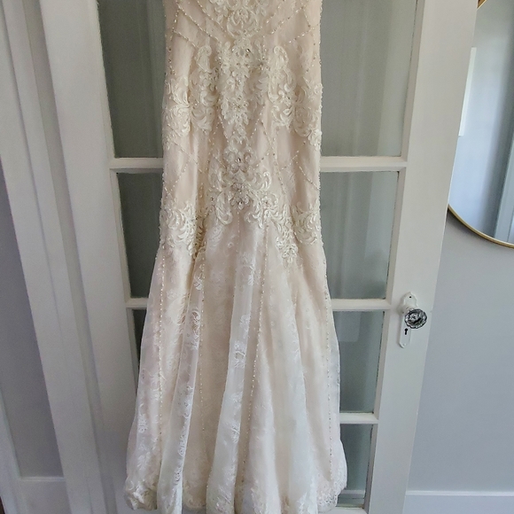 Wedding dress - Picture 6 of 11